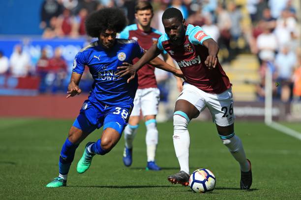 女足欧洲杯葡西对决，第20分钟球迷起立高唱若塔名字缅怀若塔.