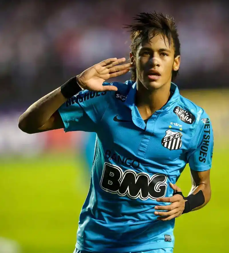 邮报：抗议无缘欧联，水晶宫球迷往欧足联送了个装满假币的箱子.